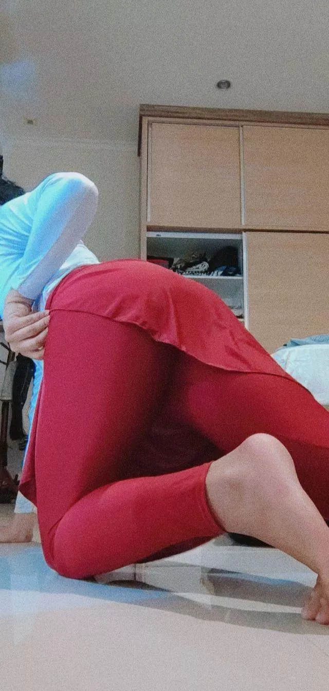 rip my skirt off and tear my leggings