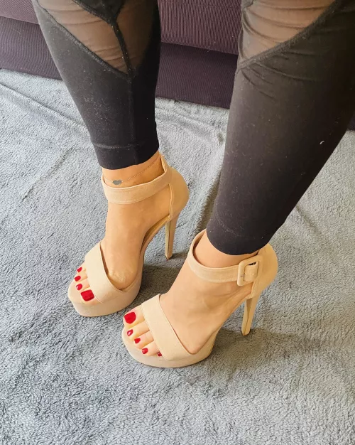 Santa brought me a new pair of high heels 👠😍