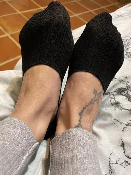 Simple black anklets , help me peel them off ! [us]