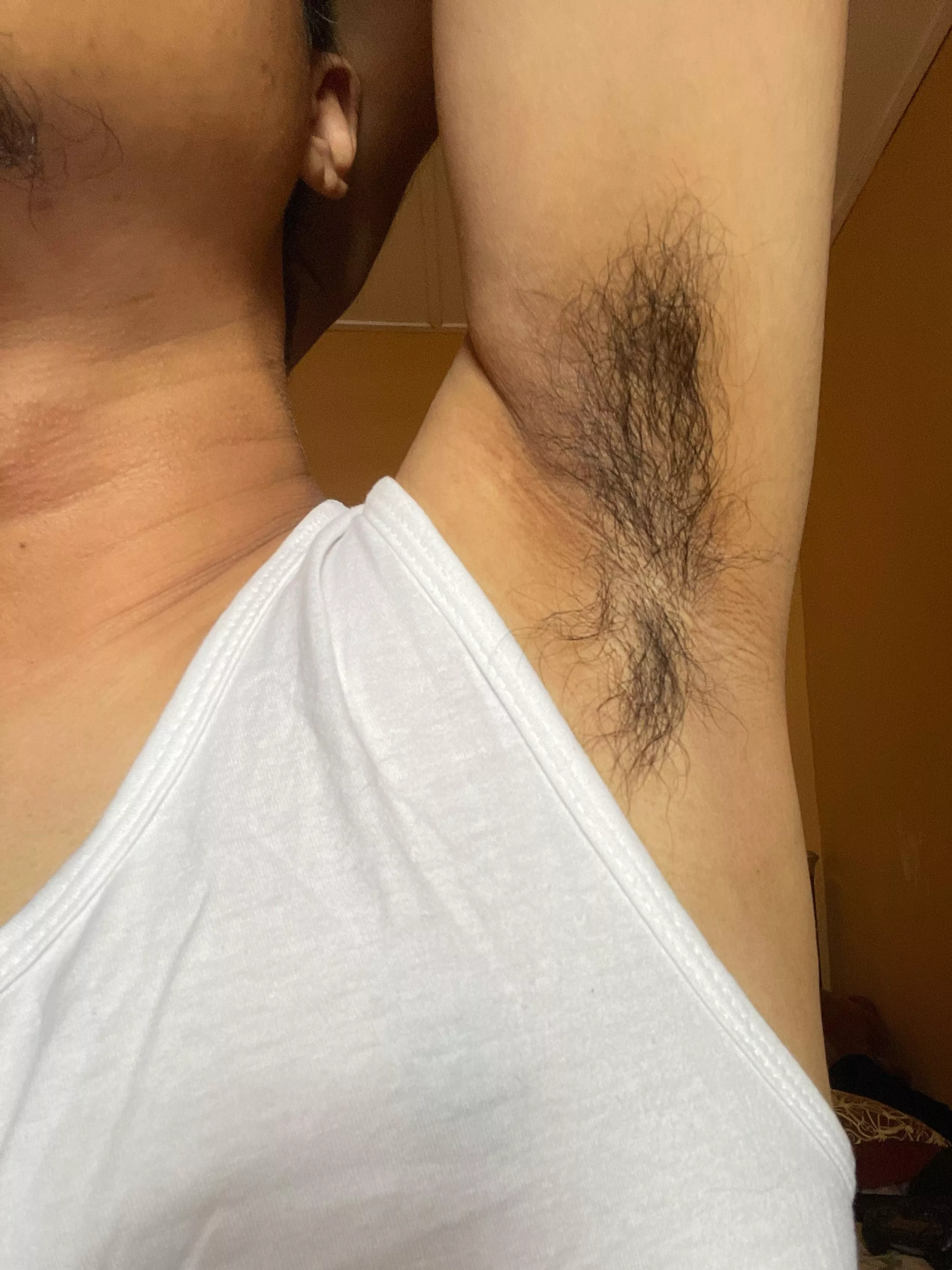 Sleeveless shirt to hv u peeking at my pits