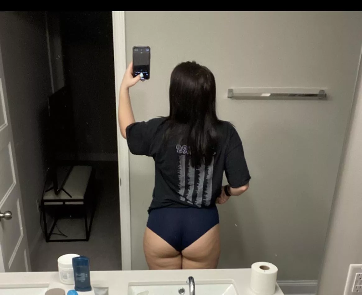 Someone bend me over please 🥵