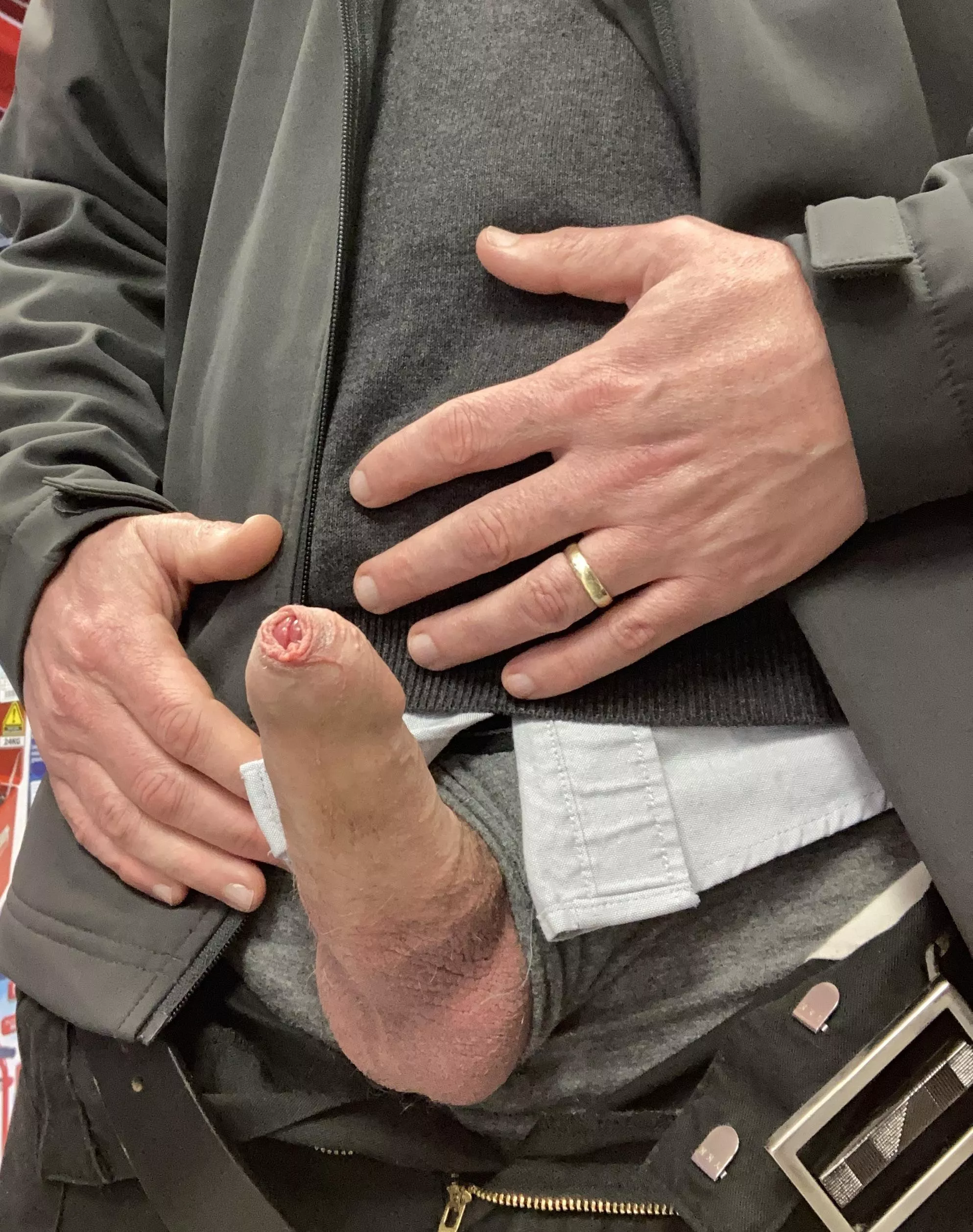 Someone save me from the boredom of being back at work (47) married dad