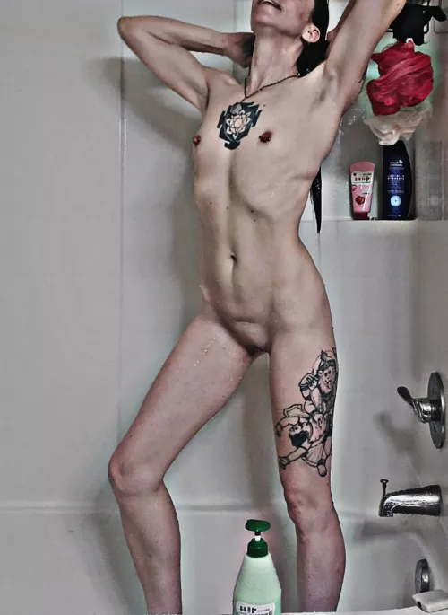 tight tummy w/ a side of bony ribs 😋