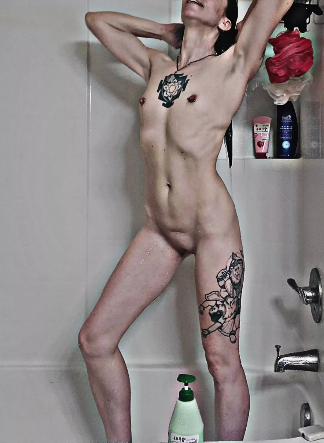 tight tummy w/ a side of bony ribs 😋