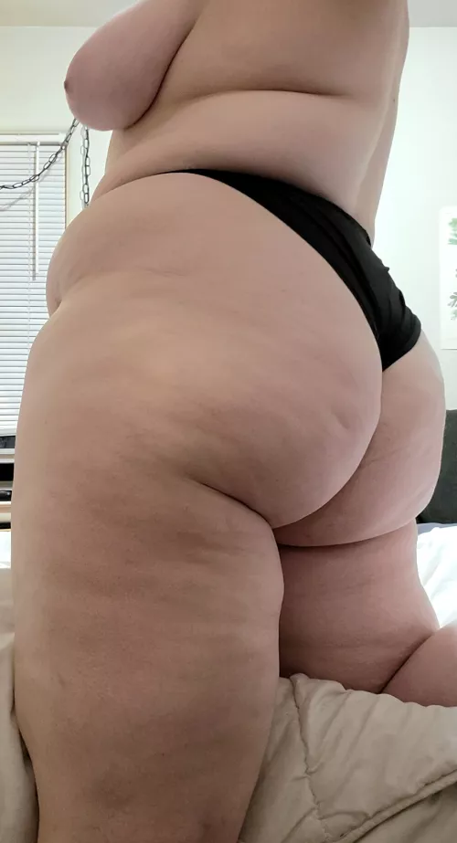 Who's awake out there? 🍑👀