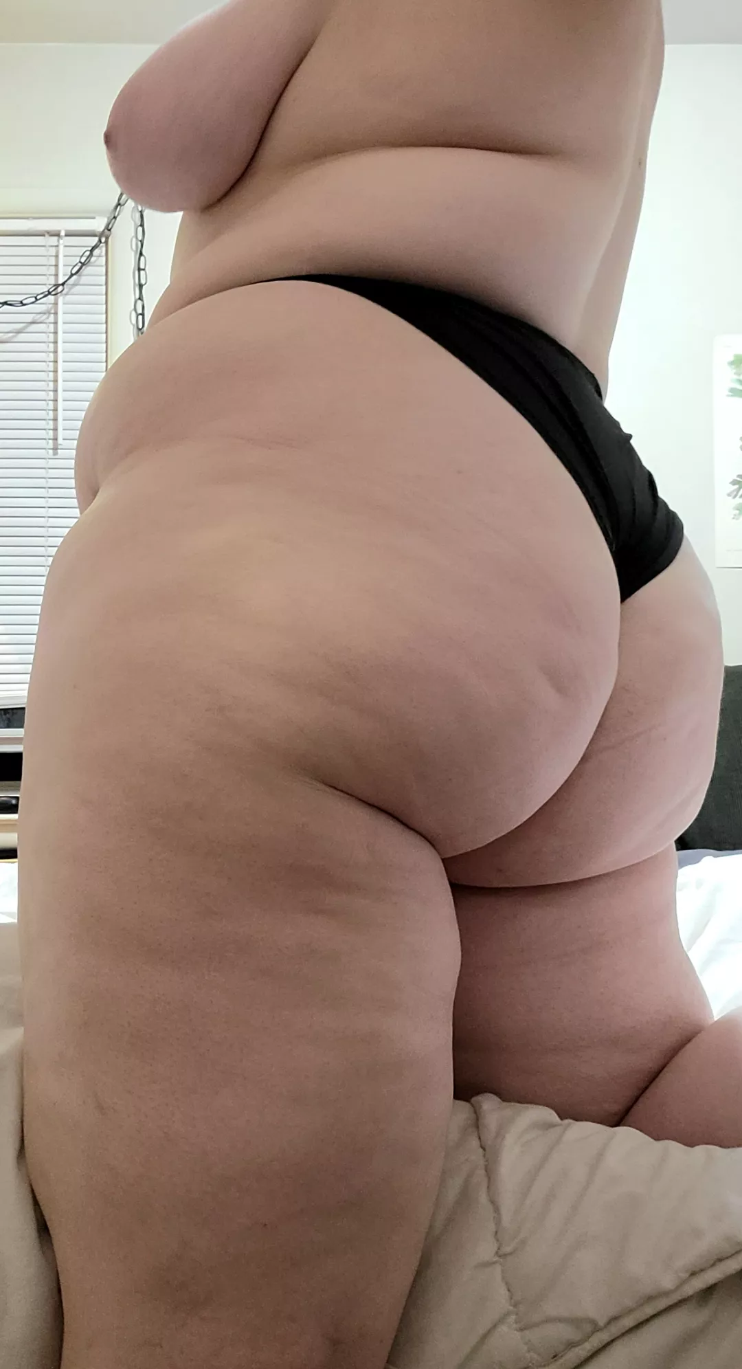 Who's awake out there? 🍑👀