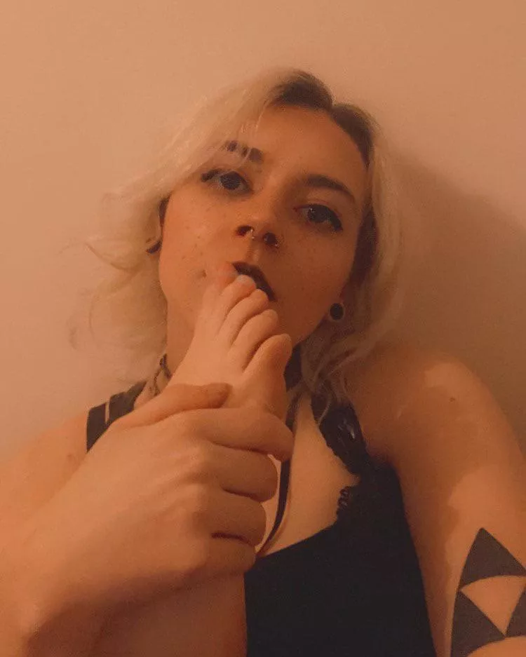Would love you to kiss my feet 🥰
