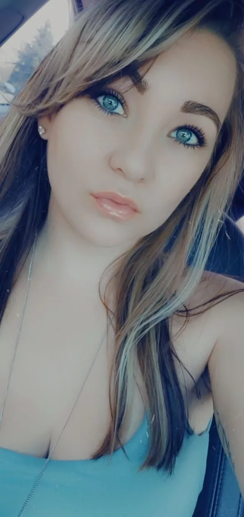 blonde and in blue. what more can you ask for? 😘