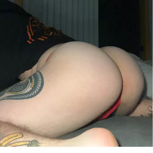 Does my thick ass in a thong make any straight boys hard? 🥺🥺