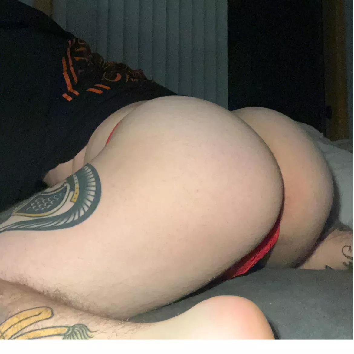 Does my thick ass in a thong make any straight boys hard? 🥺🥺