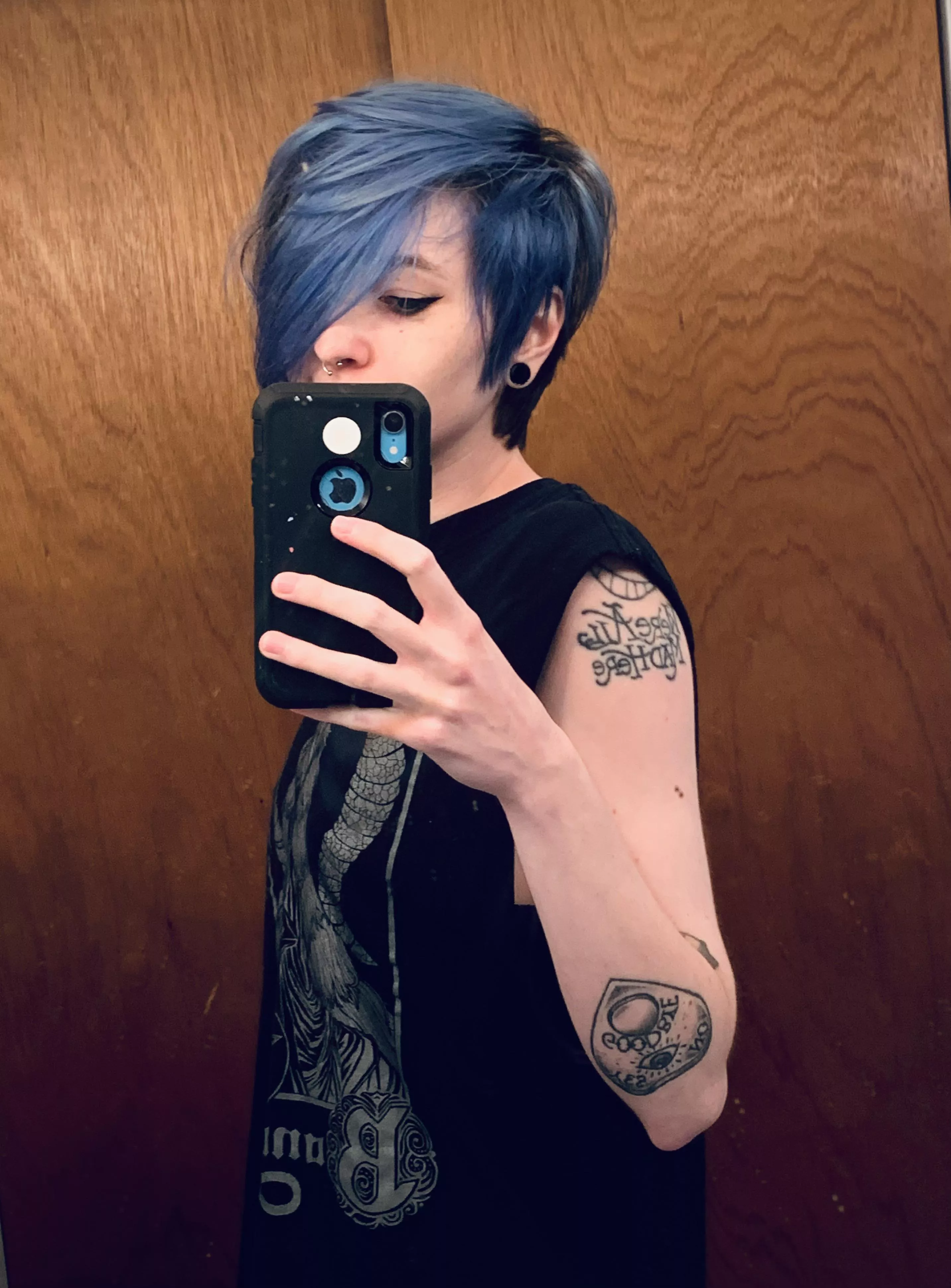 felt like i was giving daddy vibes in this pic but you tell me💙🖤