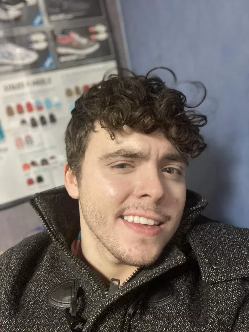 Happy Tuesday! My curls just have a mind of their own today 😂😅