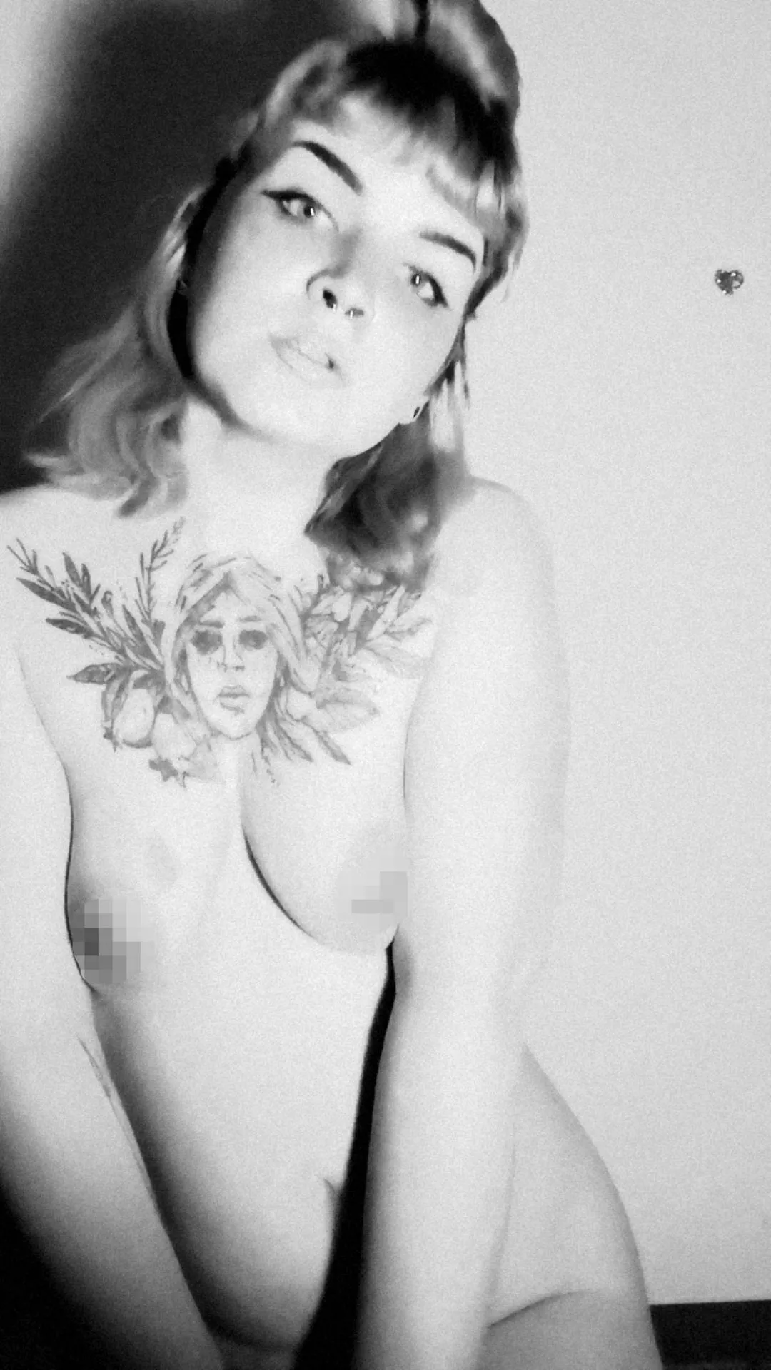 I like to get artsy with my nudes 😇👀