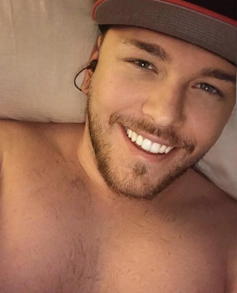 It’s cold! Come cuddle! 😅❄️