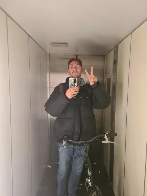 last workday of 2022 done 💥. time to enjoy some free time with games and friends