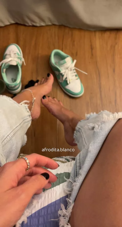 My feet hurts so bad after a very long day… please can someone massage them? Please someone