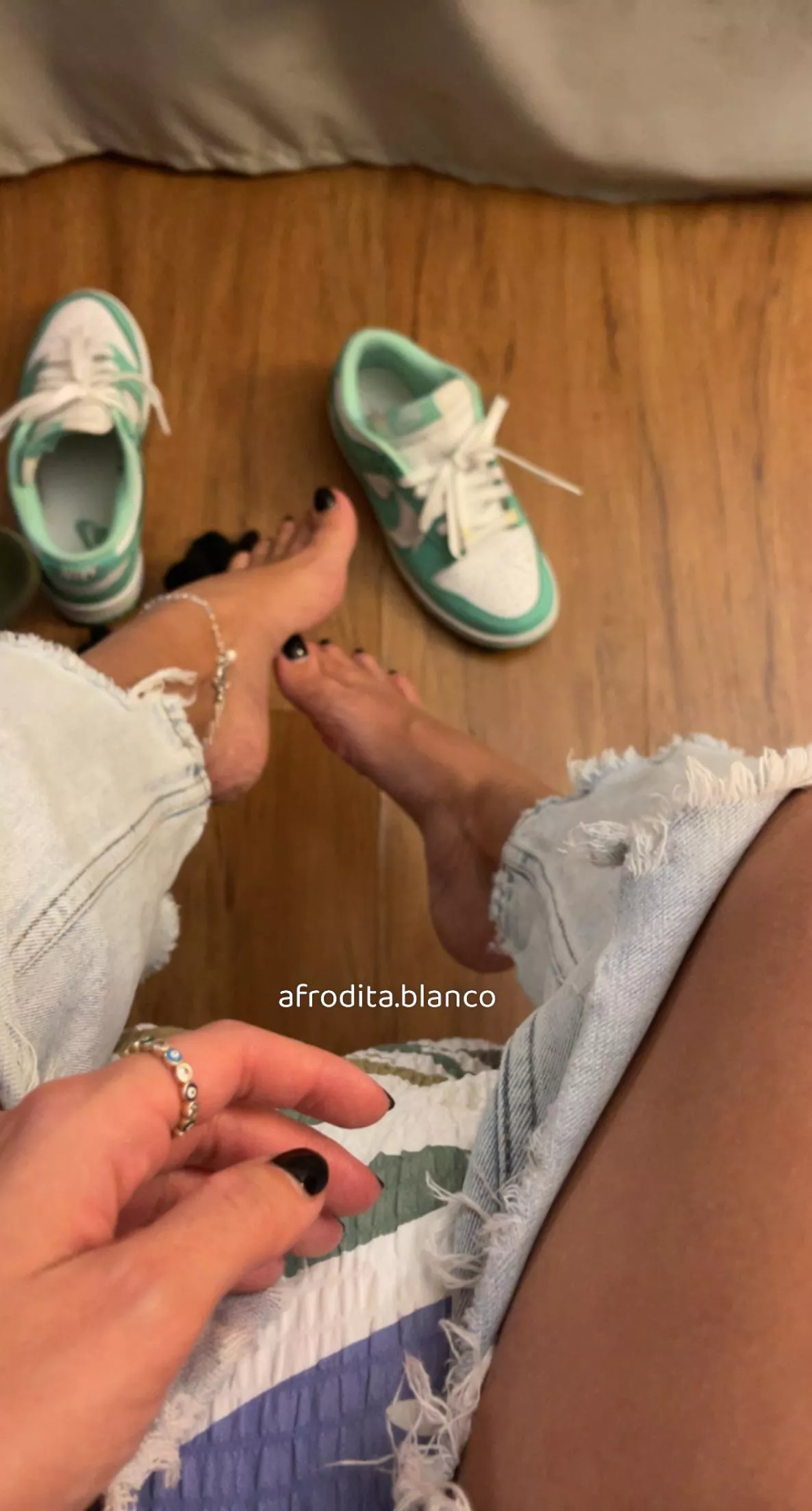 My feet hurts so bad after a very long day… please can someone massage them? Please someone