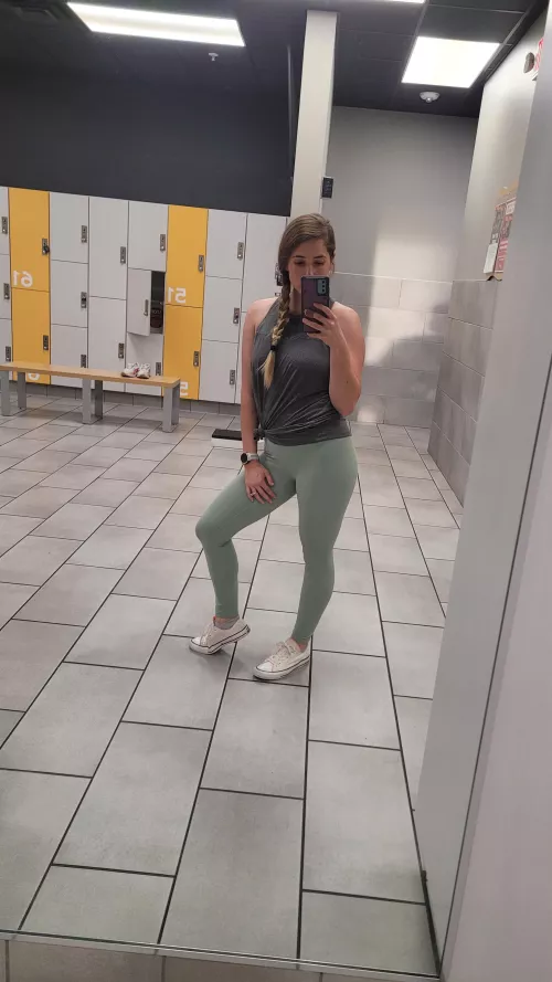 My old gym didn't allow tank tops or crop tops 🙄 trying out a different one and I felt so free with my exposed shoulders 🤣