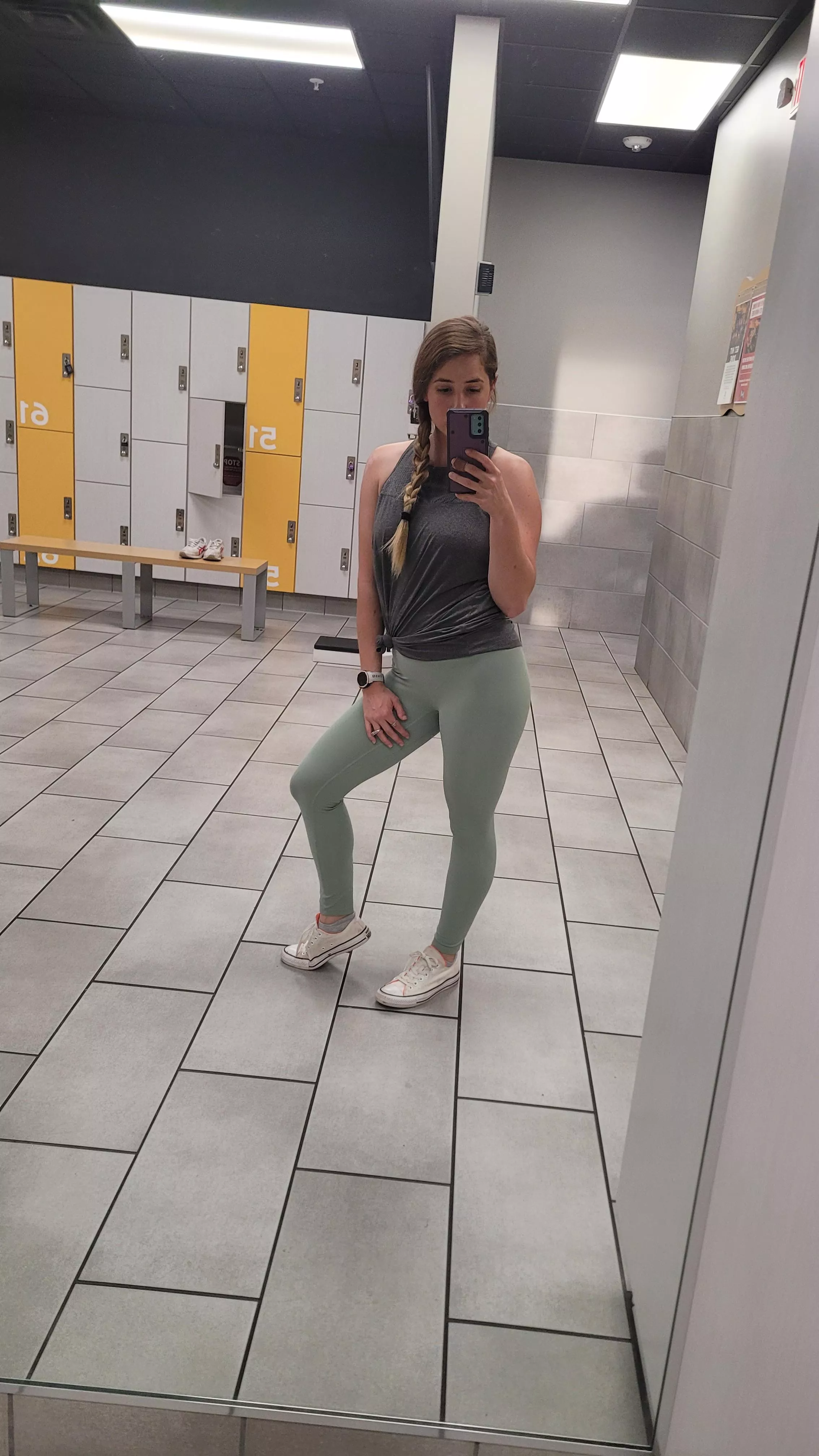 My old gym didn't allow tank tops or crop tops 🙄 trying out a different one and I felt so free with my exposed shoulders 🤣