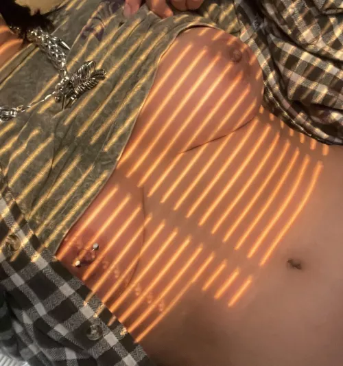 Pierced nip with some sunstripes adorning it is a fave aesthetic of mine 🥰✨