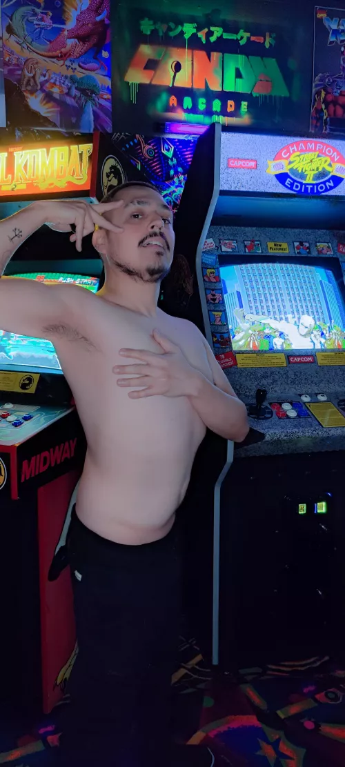 posing the pits in the arcade 😋