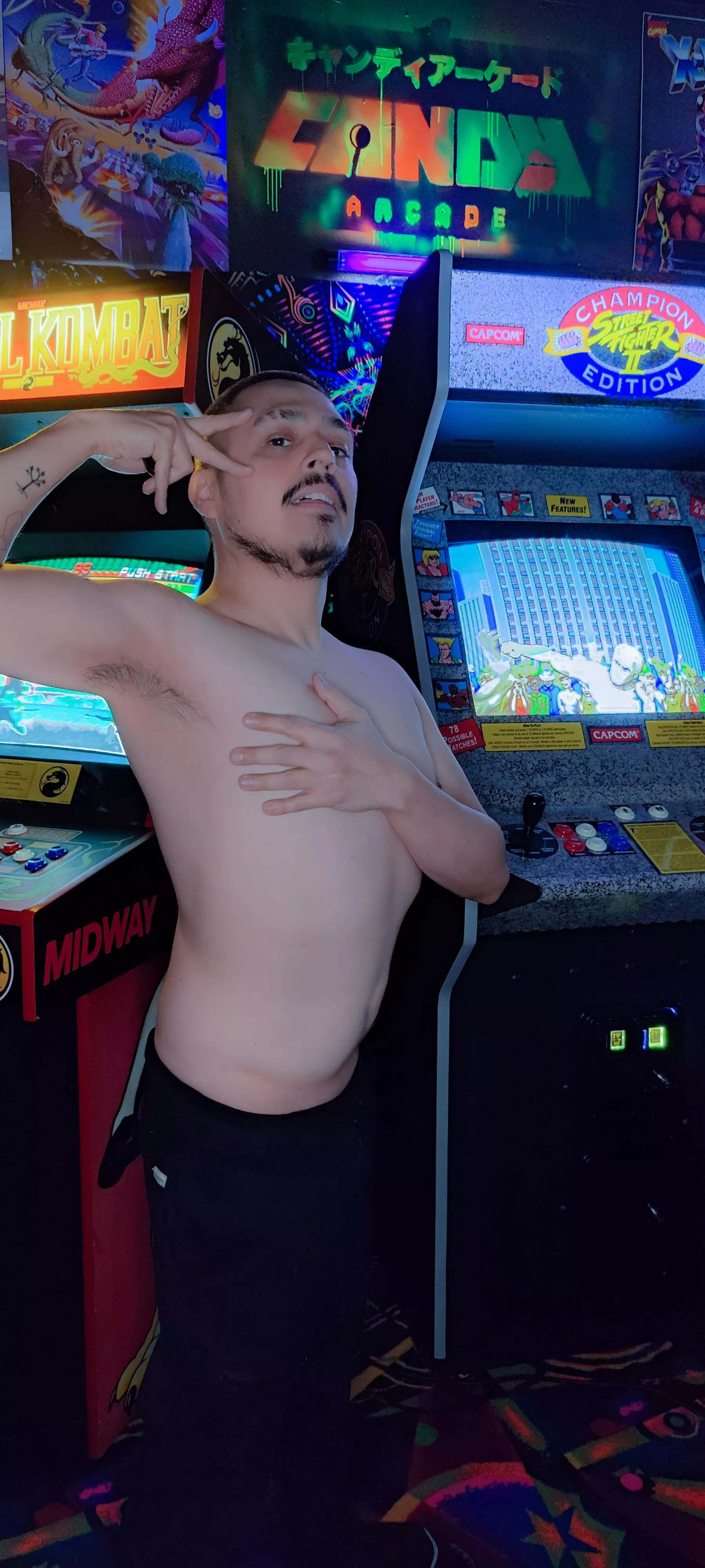 posing the pits in the arcade 😋