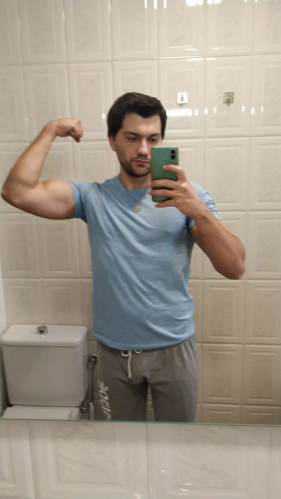 Post arm workout and ready to eat some tasty food with a friend 😉 🍴