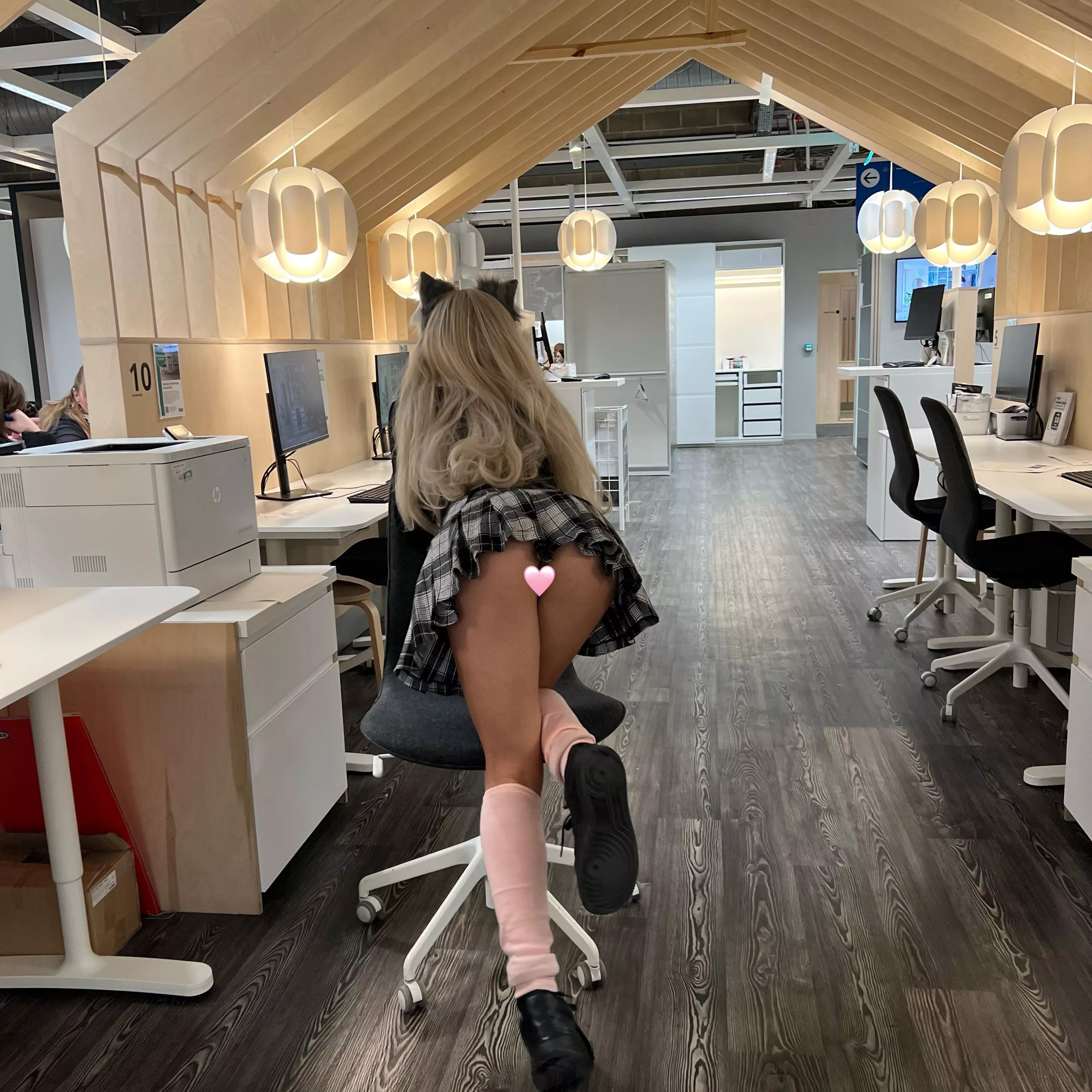 Ready for my pussy to get fucked 🐱 don’t care if ppl are watching 💞 lick it first