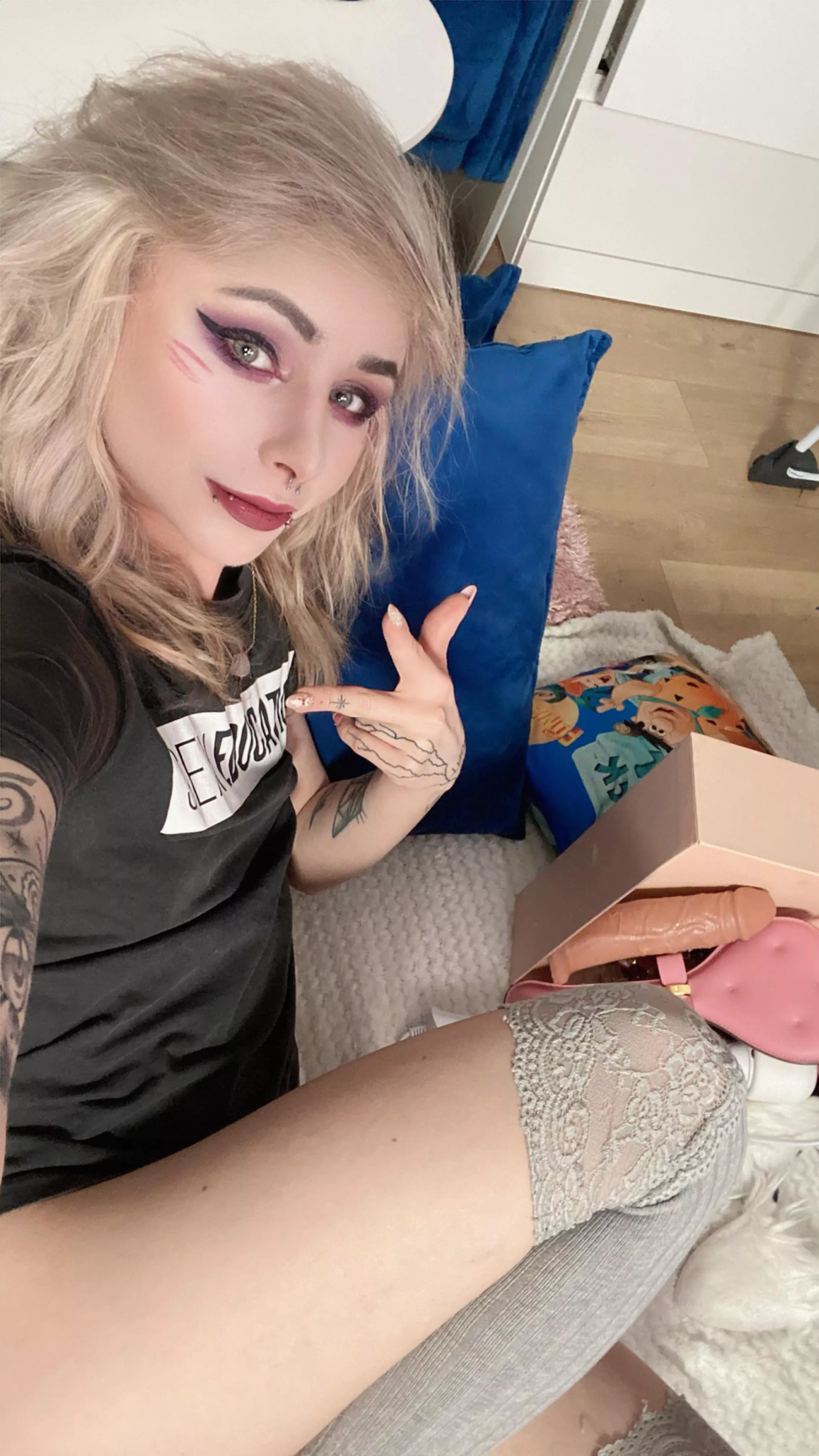 Stream in 20 min :3 https://m.chaturbate.com/cloudie_x3/