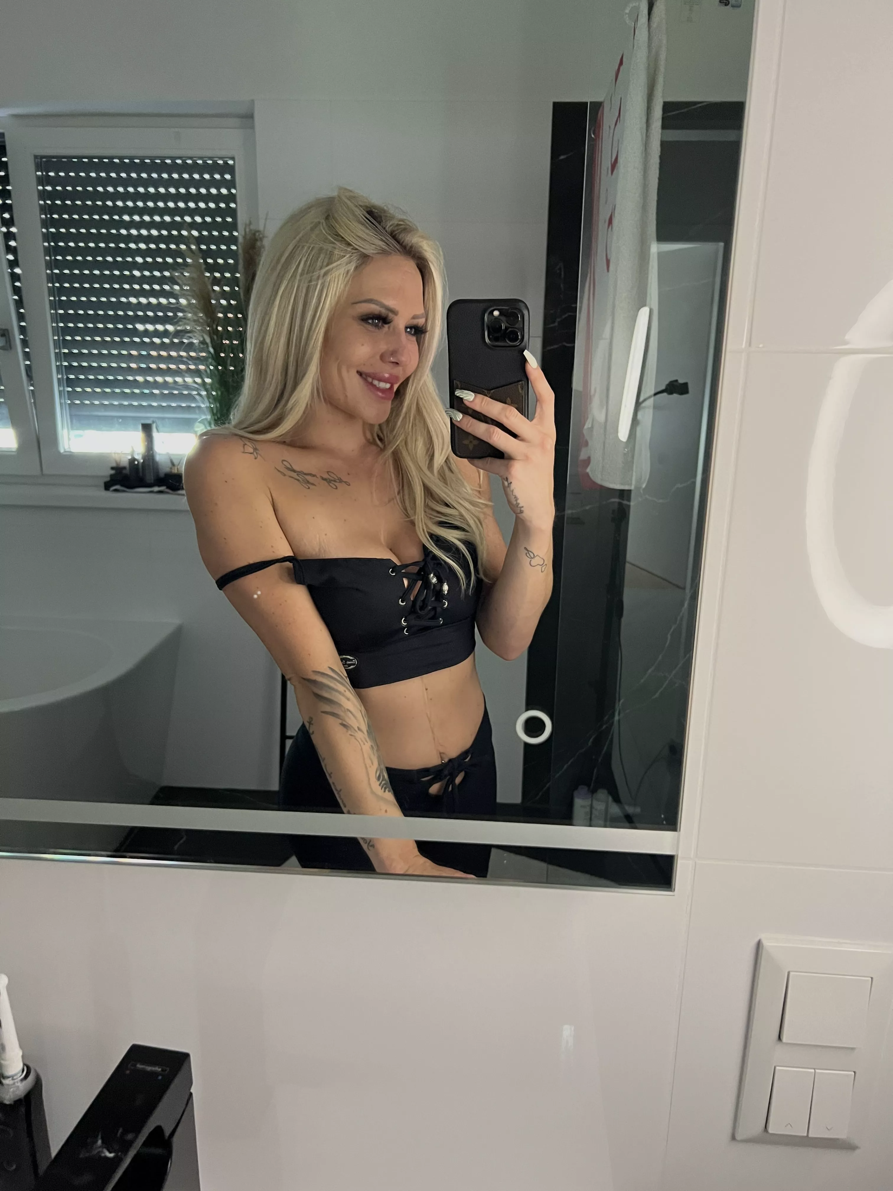 thought you might like my kinda cute mirror selfie 💙