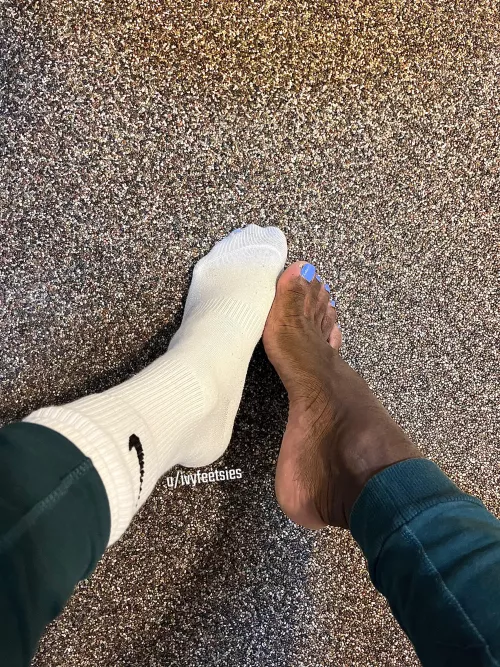 Who's into blue toes and socks 💙🥰