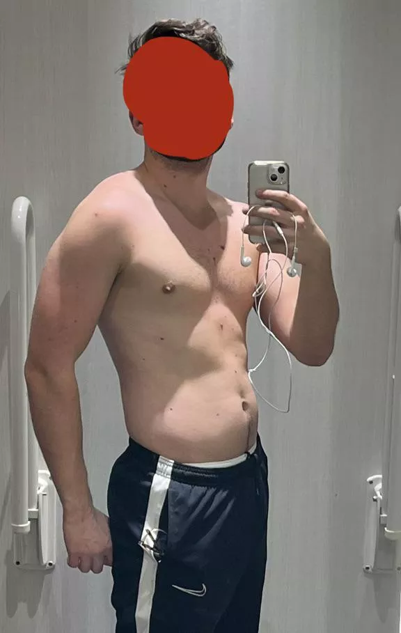 24 uk. Beefy bro. Need hairy / beefy / gym guys to snap me. Sc: fitbro122