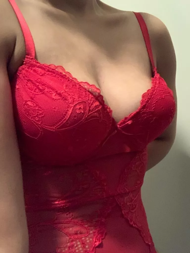 After a long day at work, this Santa’s helper needs some hands on her 😘