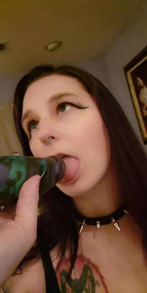 Beautiful even with cock worshipping, this Echo is giving.