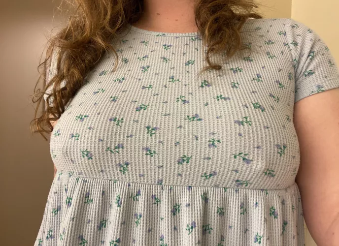 braless & on vacation 😎