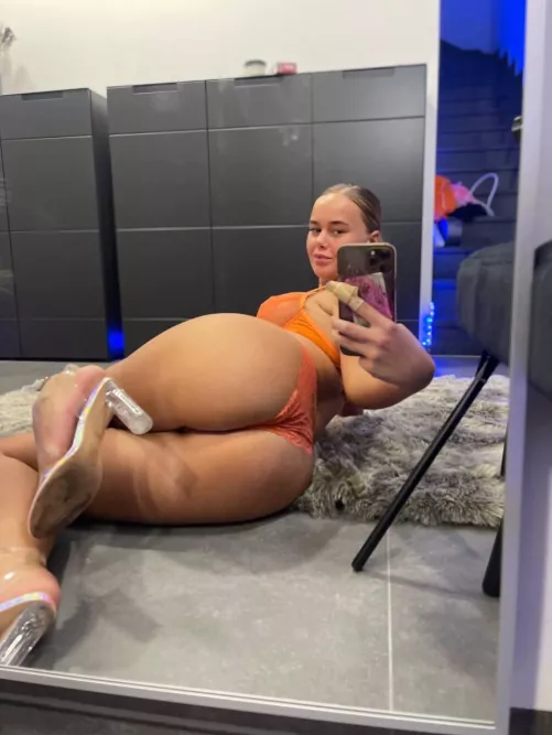 Can you grab my ass please daddy? 🙊