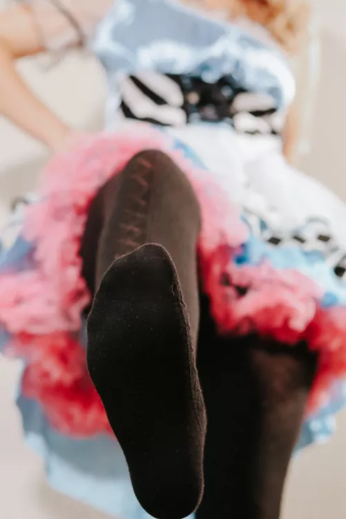 Come see me rub against a 🍆 with my cute feet! 🤤 {link In my bio}