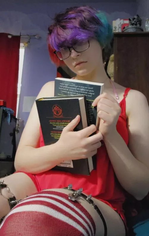 cutie in a nightie with books 📚