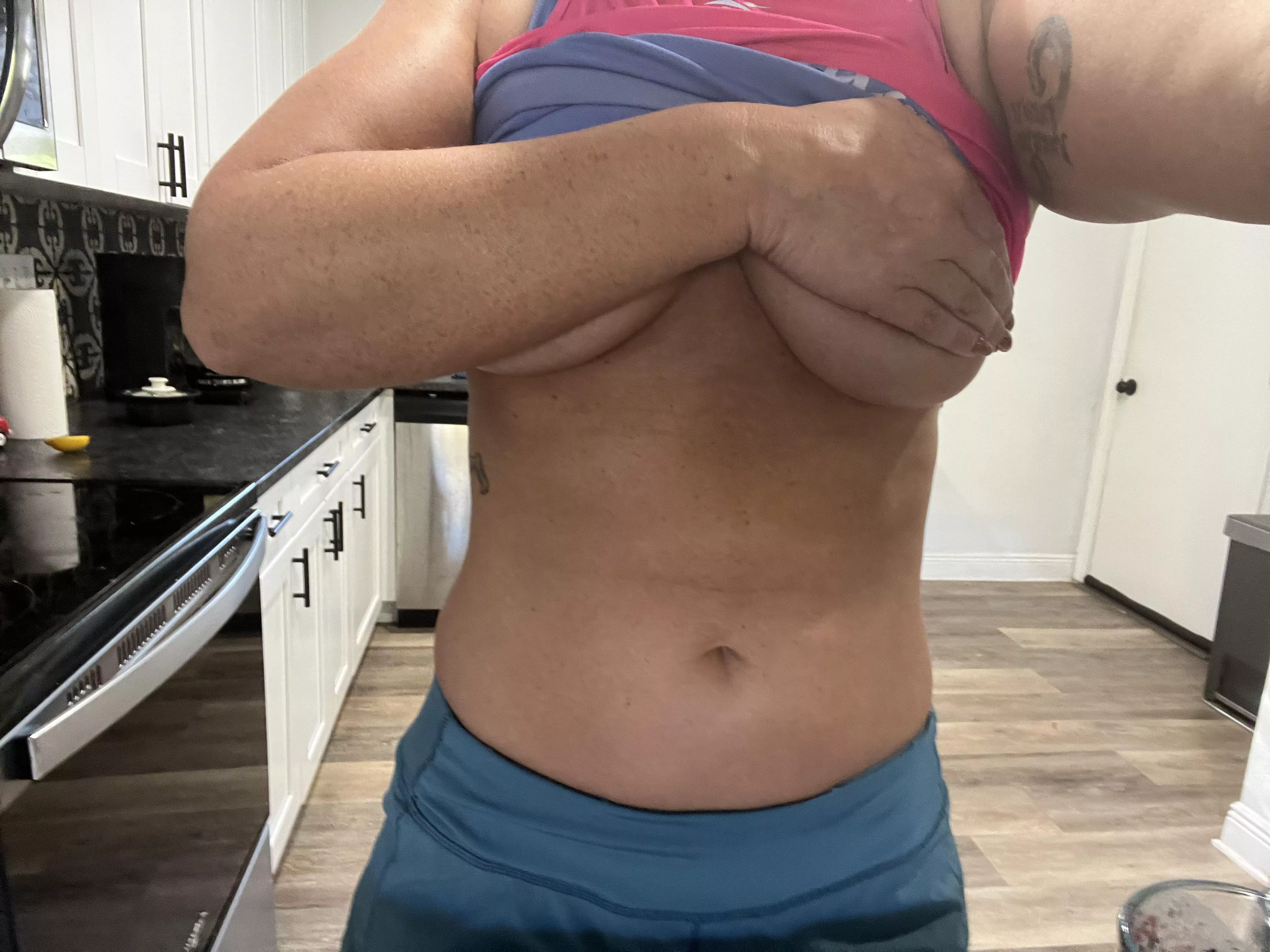 Feeling a little bloated from all the yummy Christmas cookies 🎄[IMG]