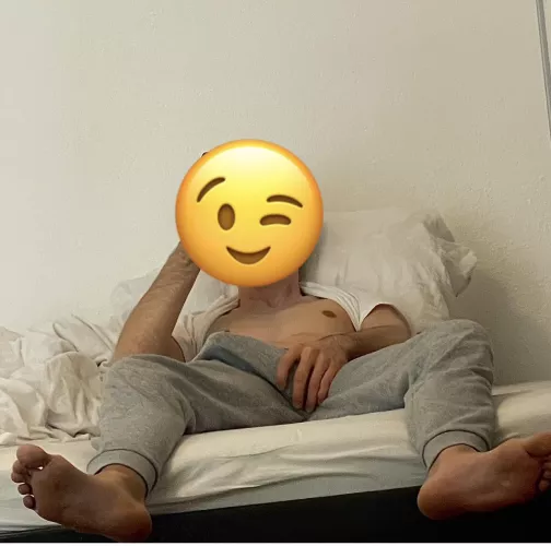 grey sweatpants never disappoint