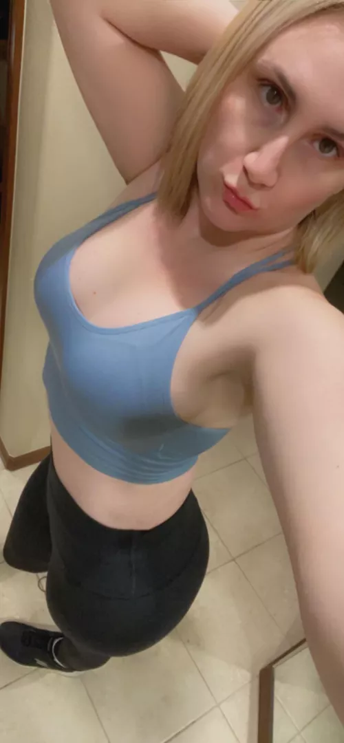 Hot girl that loves weird content 😉 free sub- ask away!