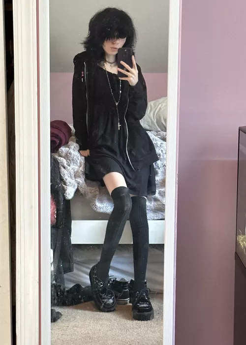 I feel like I belong in an old time-y vampire movie when I wear this outfit 🖤🧛