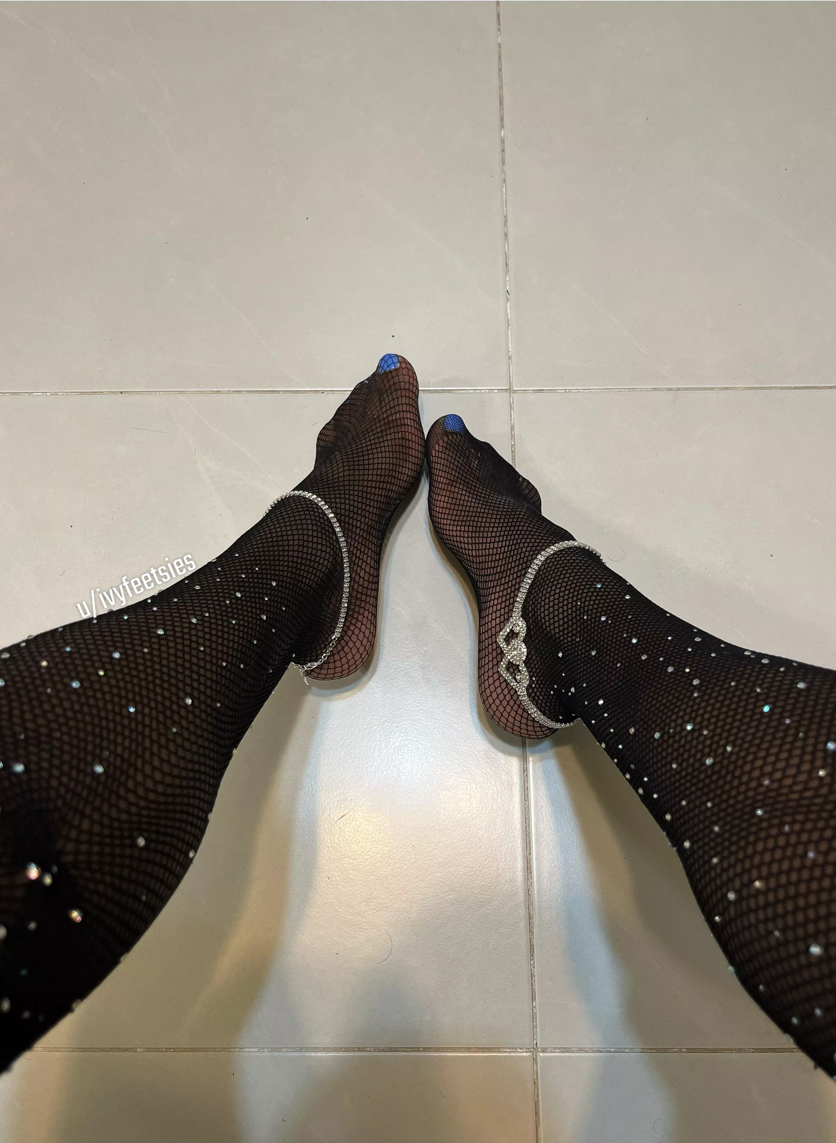 I go crazy for fishnets 😭✨