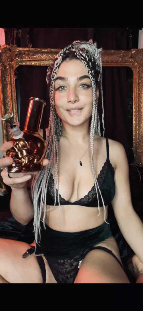 I got a new bong for Christmas, everybody meet Skullboi💀