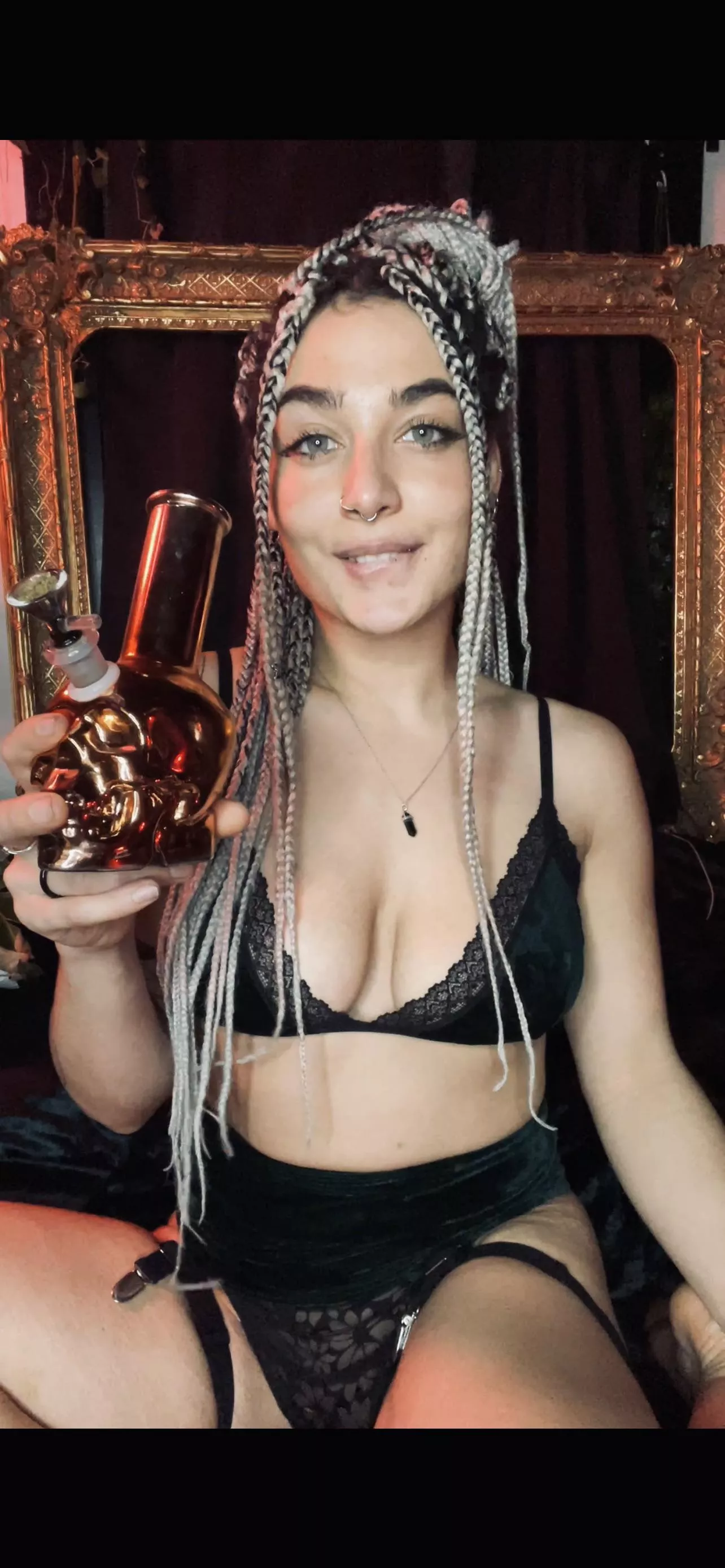 I got a new bong for Christmas, everybody meet Skullboi💀