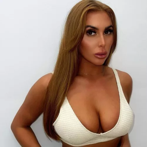 Imagine your cock inbetween my rack? 🤤