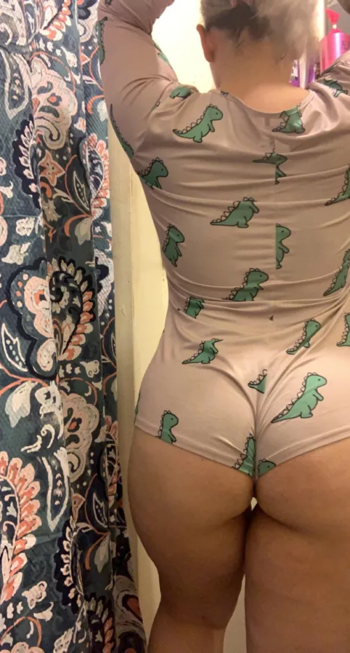 It’s a milf with a fat 🍑 in a onesie. It’s me I’m the milf.