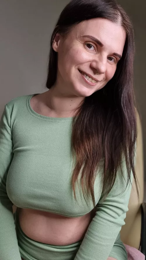 just recieved new outfit 🥰 does this colour look good on me?