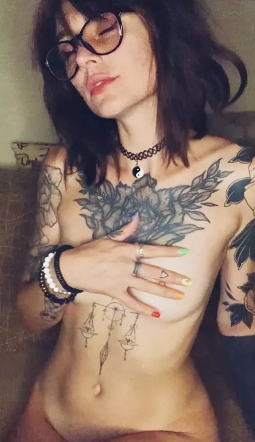 Kiss my tummy while you go lower 😏 [img]