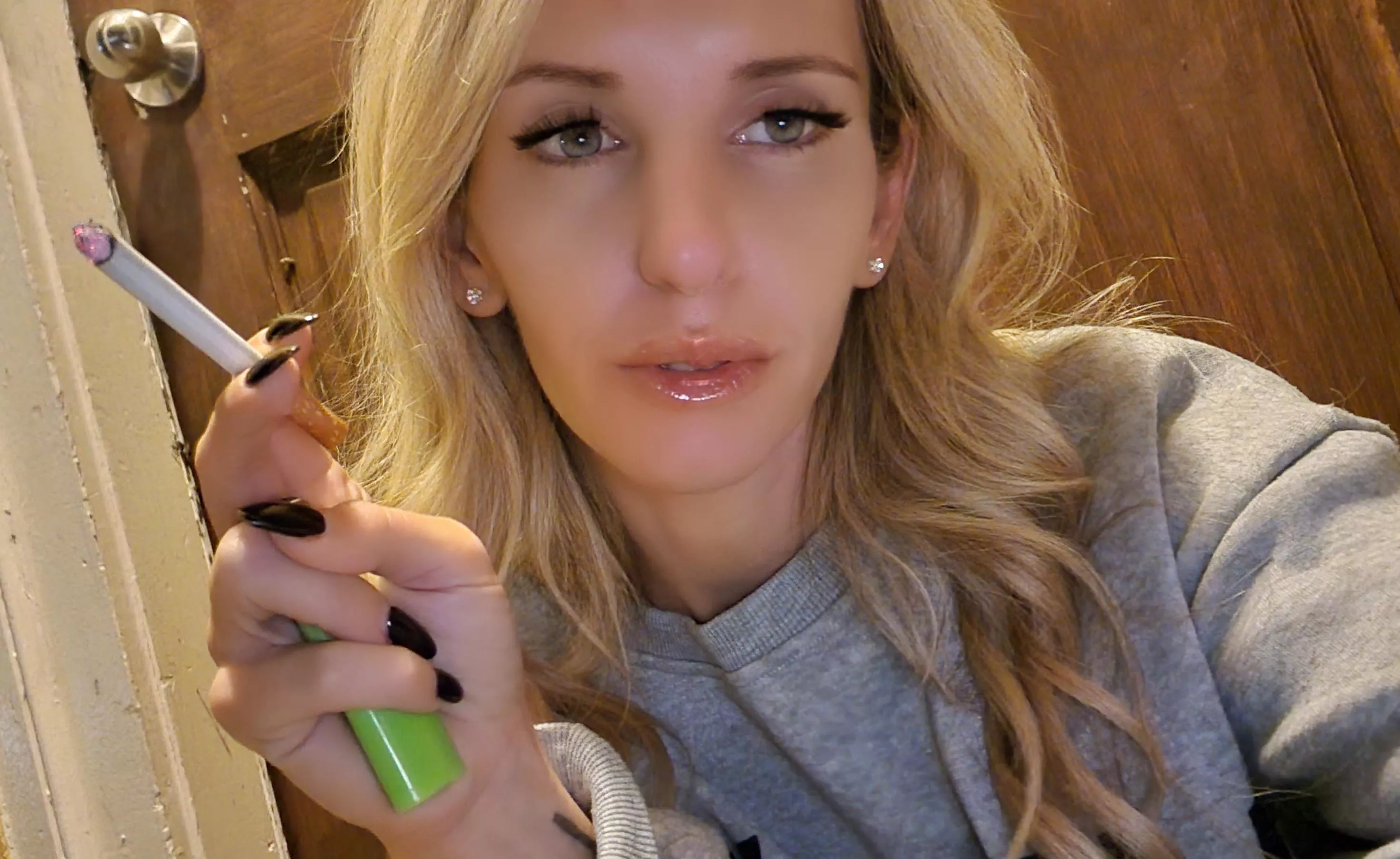 Late night smokes beat all smokes 🚬